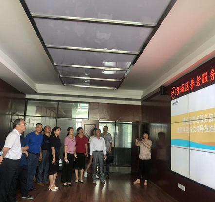 長沙、湘潭市人大調(diào)研發(fā)展養(yǎng)老公司雷鋒路社區(qū)居家養(yǎng)老服務(wù)中心